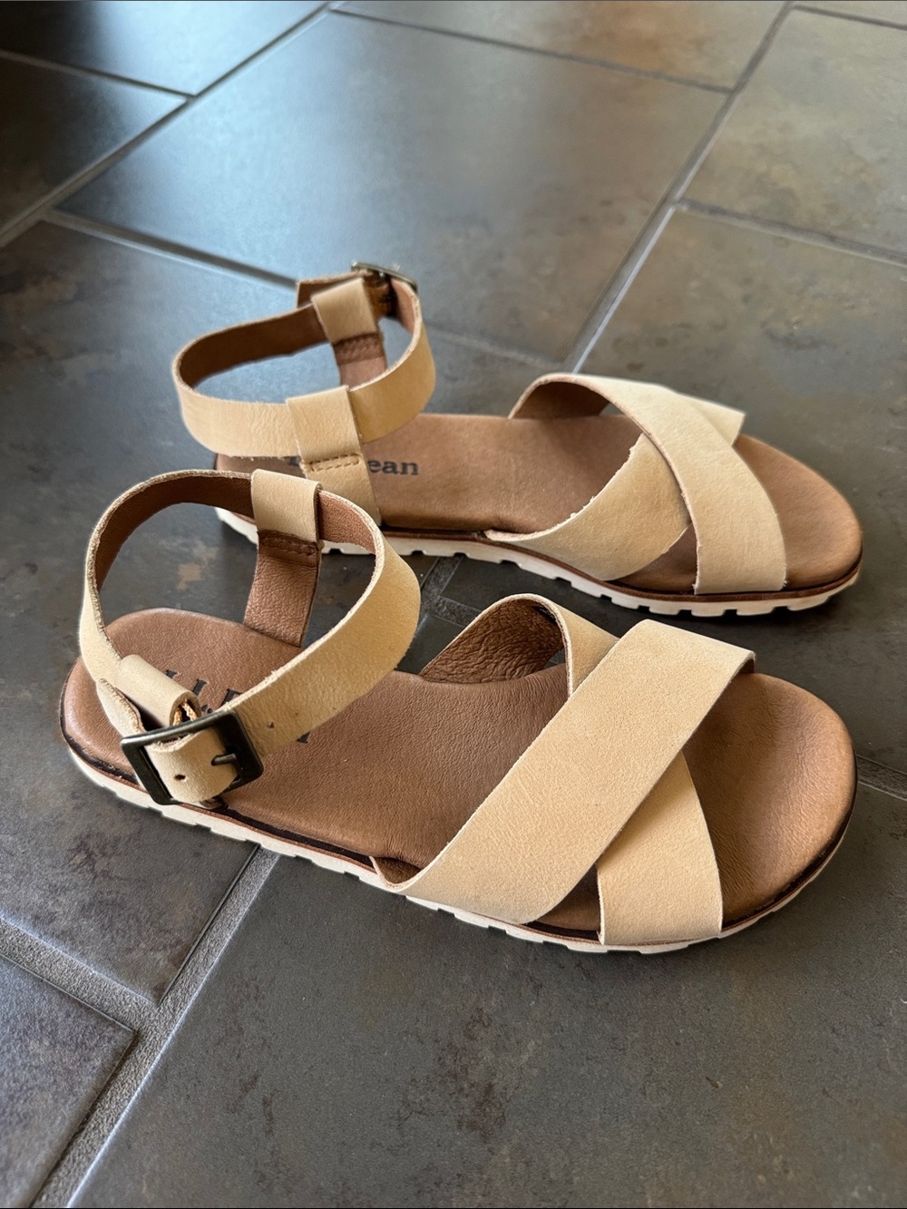L.L. Bean Leather Sandals Tan Crisscross Strap Comfort Sandals Women’s Size 6
